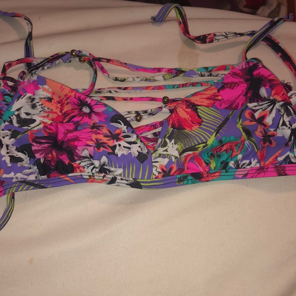 Bikini - Picture 2 of 3